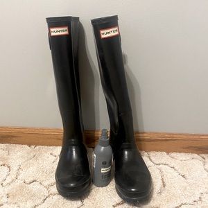 Hunter boots. Barely worn. Comes with Hunter cleaning spray.